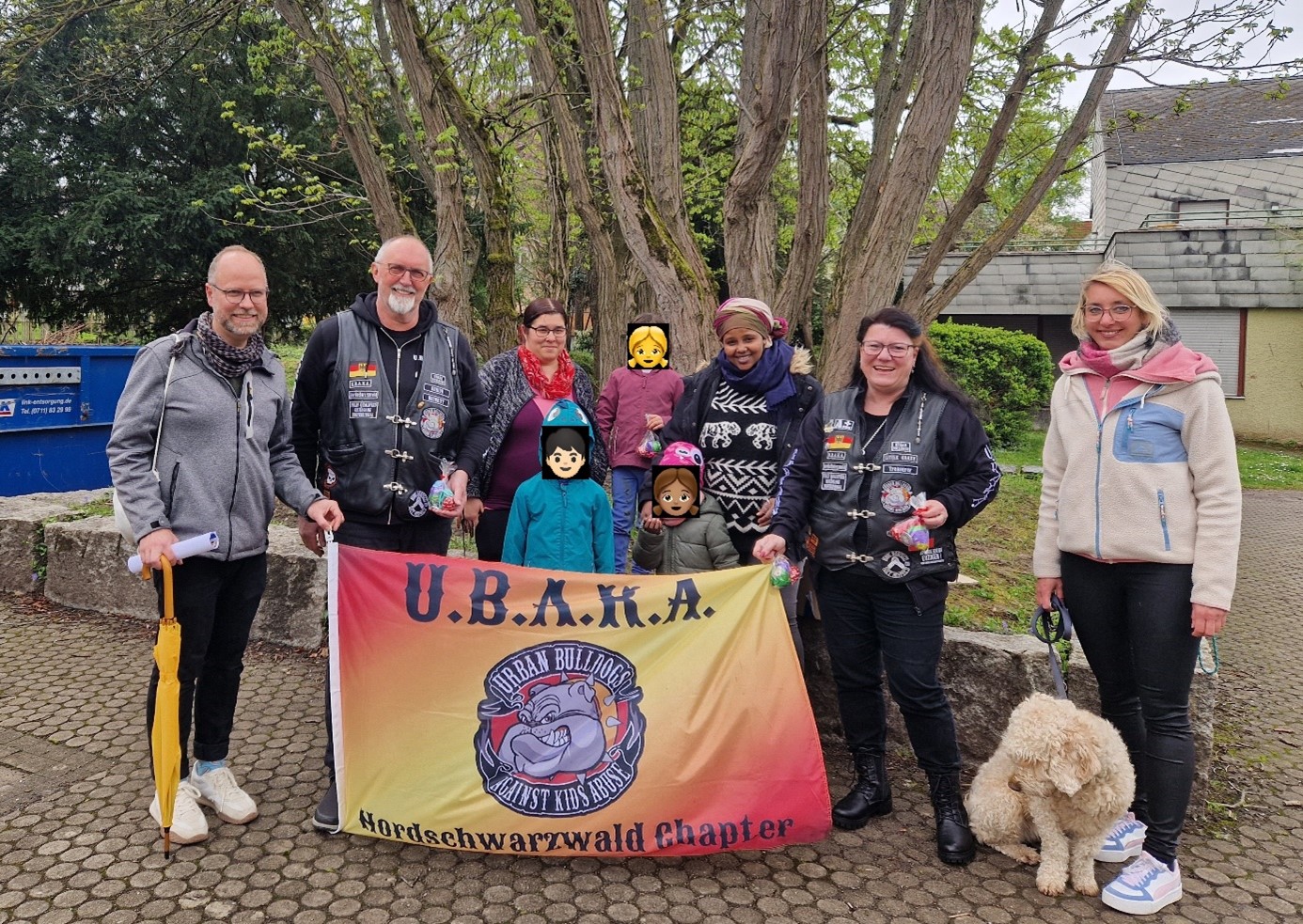 Mitglieder des Vereins U.B.A.K.A., ein paar Kinder und ein Hund